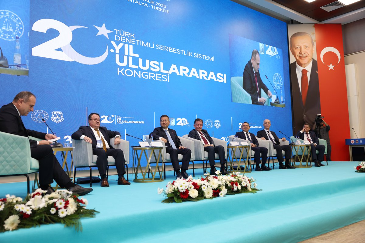 ctekurumsal's tweet photo. Türk Denetimli Serbestlik Sistemi 20. Yıl Uluslararası Kongresi’nin açılış programının ardından “Emekle Büyüyen Yolculuk: Denetimli Serbestliğin İz Bırakanları” paneli gerçekleştirildi.

Anayasa Mahkemesi Başkanvekili Sayın Basri Bağcı’nın moderatörlüğünde düzenlenen panelde; Yargıtay Genel Sekreteri Sayın Mehmet Fatih Belviranlı, Genel Müdürümüz @YavuzEnis, Yargıtay Üyeleri Sayın Mustafa Doğru ve Sayın Yılmaz Çiftci, İzmir Bölge Adliye Mahkemesi Cumhuriyet Savcısı Sayın Dr. Vehbi Kadri Kamer ve Yargıtay Cumhuriyet Savcısı Sayın Necati Nursal panelist olarak yer aldı.

Türkiye’de denetimli serbestlik sisteminin ilk adımlarının atıldığı yıllardan bugüne uzanan süreç, panelde hem teknik yönleri hem de duygusal boyutuyla ele alındı. Panelistler, 20 yıllık bir emeğin, fedakârlığın ve birlikte büyüyen bir idealin hikâyesini; sistemin kuruluş dönemindeki zorlukları, sahadaki unutulmaz anıları ve bugün ulaşılan noktaya ilham veren deneyimleri katılımcılarla paylaştı.

Bu özel oturum, denetimli serbestlik hizmetlerinin dünden bugüne taşıdığı ruhu hatırlatan, geçmişin birikimini geleceğin vizyonuyla buluşturan nostalji niteliği taşıdı. 

📍 Antalya
