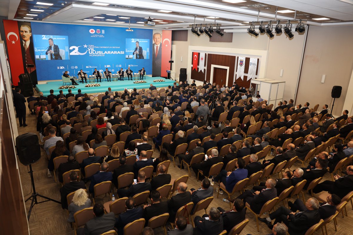 ctekurumsal's tweet photo. Türk Denetimli Serbestlik Sistemi 20. Yıl Uluslararası Kongresi’nin açılış programının ardından “Emekle Büyüyen Yolculuk: Denetimli Serbestliğin İz Bırakanları” paneli gerçekleştirildi.

Anayasa Mahkemesi Başkanvekili Sayın Basri Bağcı’nın moderatörlüğünde düzenlenen panelde; Yargıtay Genel Sekreteri Sayın Mehmet Fatih Belviranlı, Genel Müdürümüz @YavuzEnis, Yargıtay Üyeleri Sayın Mustafa Doğru ve Sayın Yılmaz Çiftci, İzmir Bölge Adliye Mahkemesi Cumhuriyet Savcısı Sayın Dr. Vehbi Kadri Kamer ve Yargıtay Cumhuriyet Savcısı Sayın Necati Nursal panelist olarak yer aldı.

Türkiye’de denetimli serbestlik sisteminin ilk adımlarının atıldığı yıllardan bugüne uzanan süreç, panelde hem teknik yönleri hem de duygusal boyutuyla ele alındı. Panelistler, 20 yıllık bir emeğin, fedakârlığın ve birlikte büyüyen bir idealin hikâyesini; sistemin kuruluş dönemindeki zorlukları, sahadaki unutulmaz anıları ve bugün ulaşılan noktaya ilham veren deneyimleri katılımcılarla paylaştı.

Bu özel oturum, denetimli serbestlik hizmetlerinin dünden bugüne taşıdığı ruhu hatırlatan, geçmişin birikimini geleceğin vizyonuyla buluşturan nostalji niteliği taşıdı. 

📍 Antalya