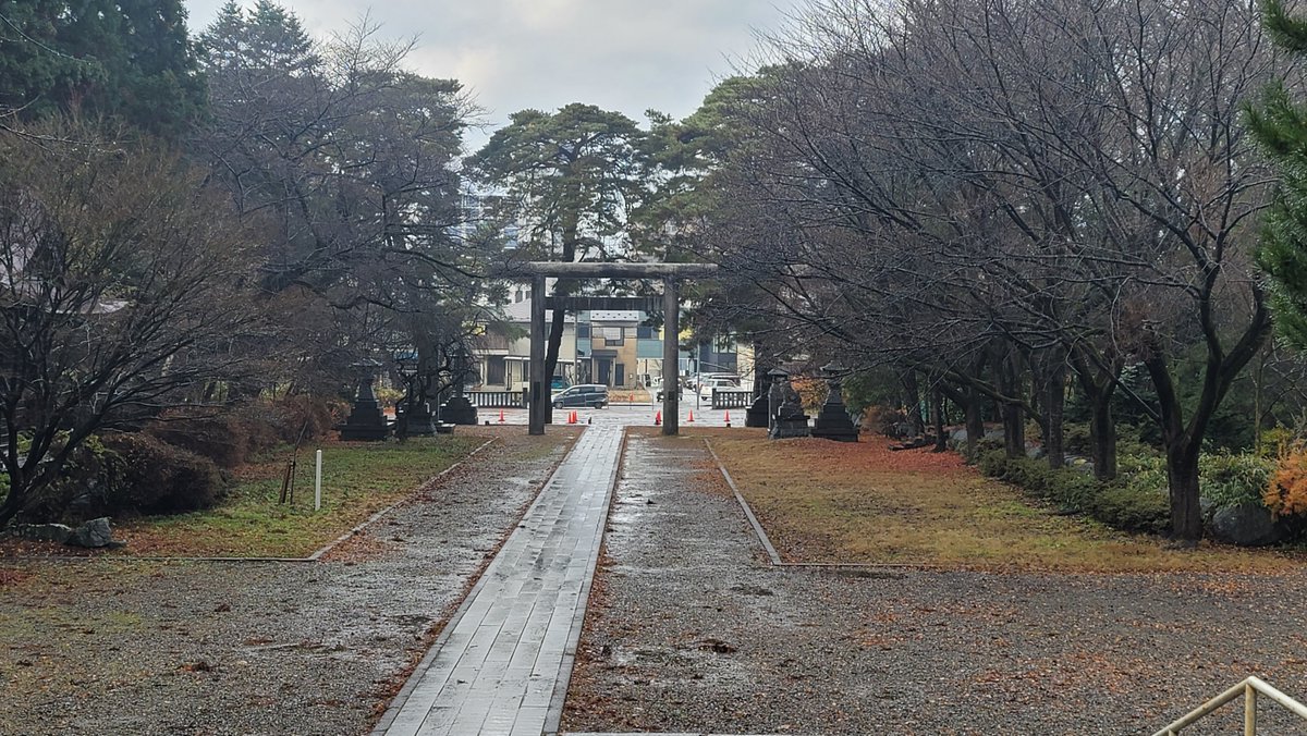 岩手県護国神社を参拝してまいりました。
花巻空港から神社までは雨でしたが、
参拝を終えると日差しが差してきました。
英霊に心から感謝の誠を捧げます。