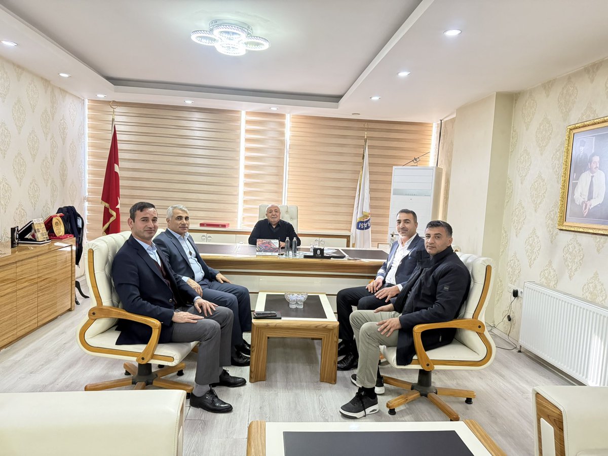 Habizbinililer Yardımlaşma ve Dayanışma Derneği Yönetim Kurulu Başkanı M. Zekeriya SEVİM beraberindeki heyetle birlikte Borsamız Yönetim Kurulu Başkanı Arif GÜNEŞ’i makamında ziyaret ettiler. Nazik ziyaretlerinden dolayı kendinlerine teşekkür ederiz. <a href="/arifguness/">Arif GÜNEŞ</a> <a href="/HabizbinililerD/">HABİZBİNİLİLER DERNEĞİ</a>