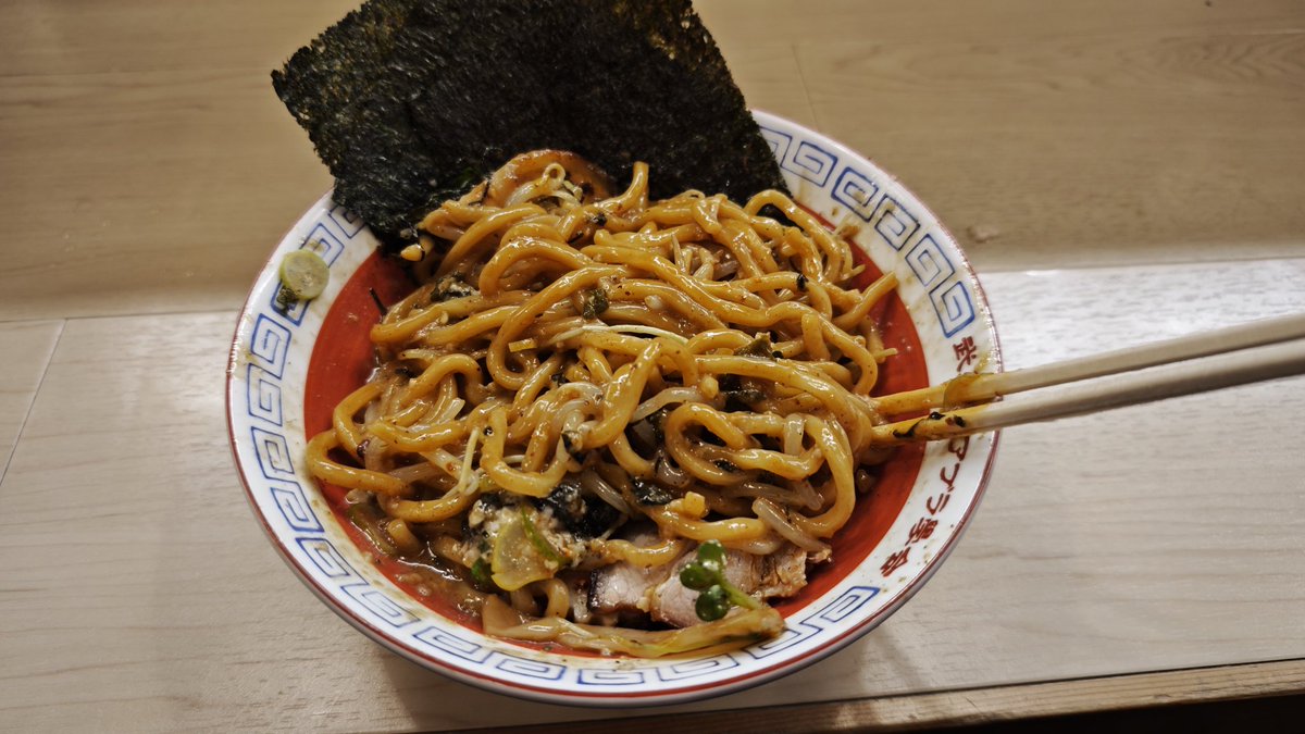 elpwc's tweet image. 油そばに酢と一味とにんにく大量入れると油撥辣子麵の味になる