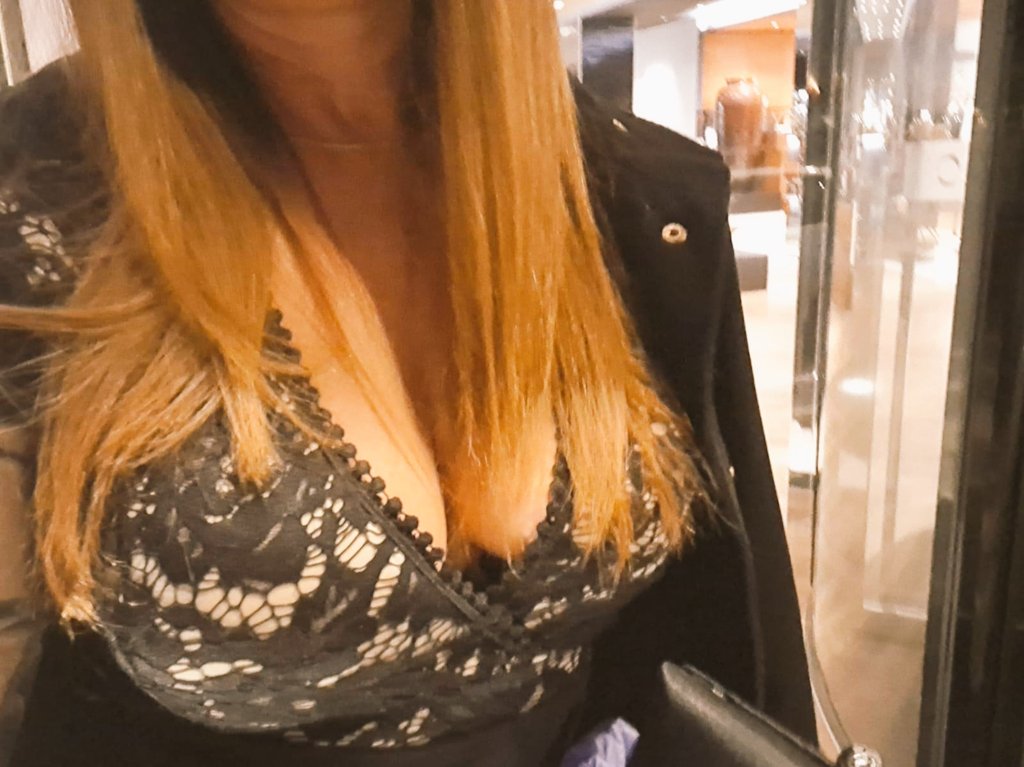 Mother, wife... and hotwife tweet media
