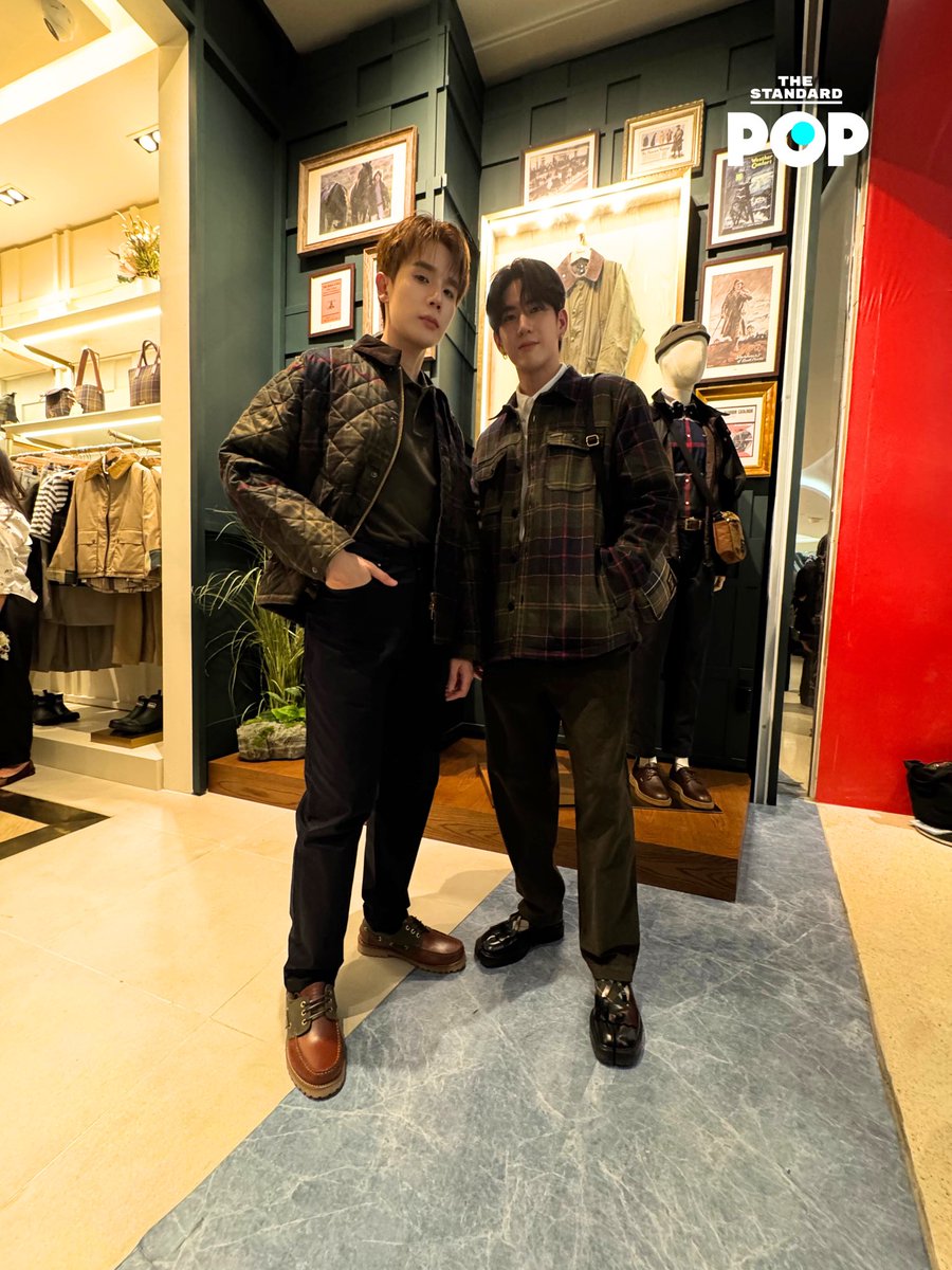 TheStandardPOP's tweet image. จิมมี่ จิตรพล และ ซี ทวินันท์ กับบรรยากาศการตกแต่งร้าน Barbour Central Embassy ที่เล่าเรื่องการทำเสื้อผ้าสำหรับกิจกรรมกลางแจ้งมาตั้งแต่ปี 1894
.
#JimmySea
#Barbour 
#TheStandardPop