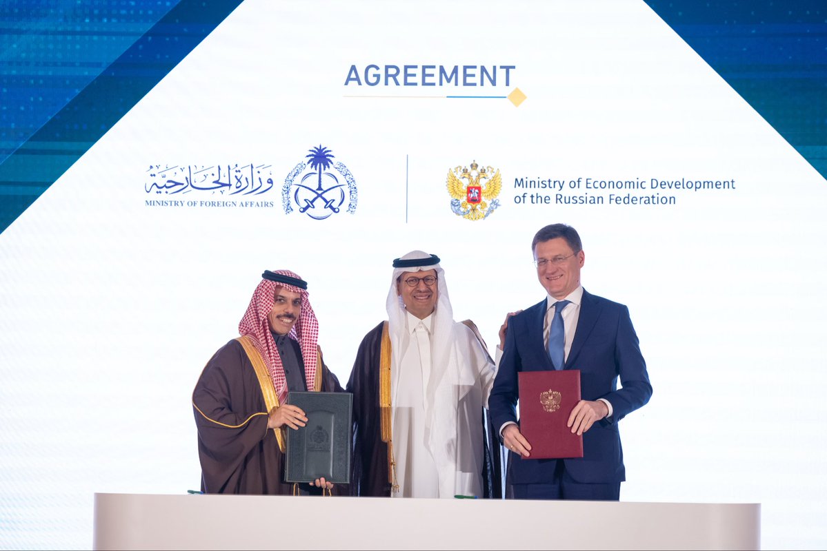 KSAmofaEN's tweet image. #Riyadh | Foreign Minister HH Prince @FaisalbinFarhan and H.E. Deputy Prime Minister of the Russian Federation, Alexander Novak, sign a mutual visa exemption agreement for the citizens of both countries, on the sidelines of Saudi-Russian Investment and Business Forum. 🇸🇦🇷🇺…