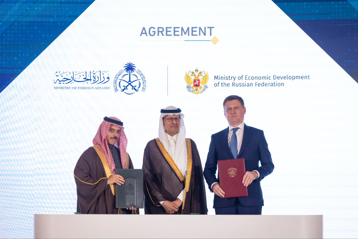 KSAmofaEN's tweet image. #Riyadh | Foreign Minister HH Prince @FaisalbinFarhan and H.E. Deputy Prime Minister of the Russian Federation, Alexander Novak, sign a mutual visa exemption agreement for the citizens of both countries, on the sidelines of Saudi-Russian Investment and Business Forum. 🇸🇦🇷🇺…