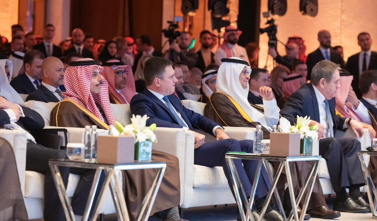 KSAmofaEN's tweet image. #Riyadh | Foreign Minister HH Prince @FaisalbinFarhan and H.E. Deputy Prime Minister of the Russian Federation, Alexander Novak, sign a mutual visa exemption agreement for the citizens of both countries, on the sidelines of Saudi-Russian Investment and Business Forum. 🇸🇦🇷🇺…