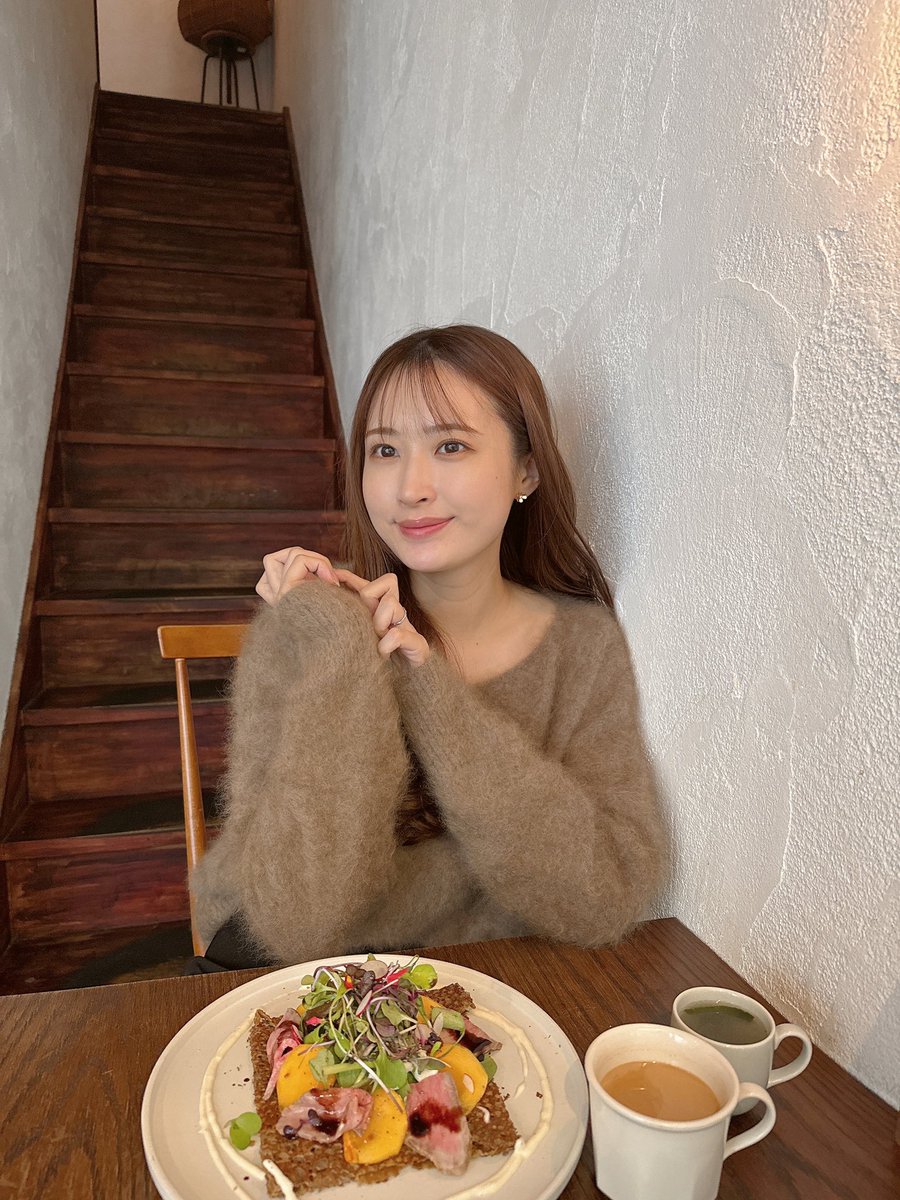 着てたら絶対褒められるニットはanuans🎶 今年も違うカラーが売ってて