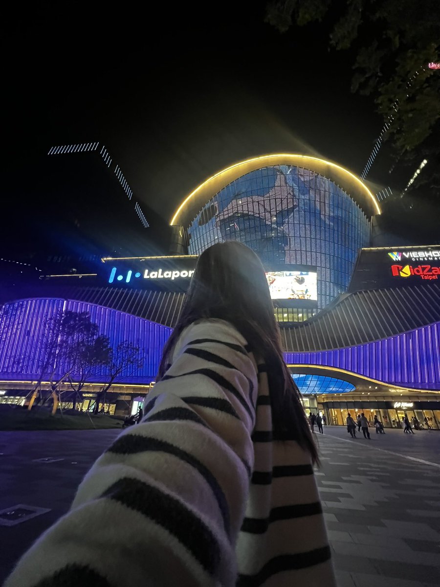 kaejade_'s tweet photo. completely forgot to do this at taipei 101 but GOODBYE TAIWAN, HELLO USA 😍 https://t.co/mdBR0VOZl7