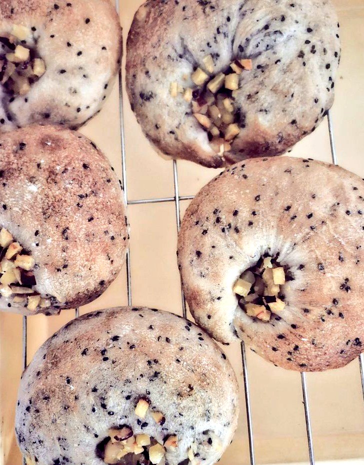 lepran2008's tweet image. 明日12月2日(火)は営業日です。
10時～
焼きたてパンの他に人気の焼菓子も取り揃えてご来店をお待ちしています。

お車でお越しの際は、店舗すぐ横にあります駐車場をご利用下さい🅿️🚗🅿️
お支払いは現金の他、PayPayや楽天Pay、auPay などもご利用出来ますのでお声掛け下さい。
#天然酵母パン