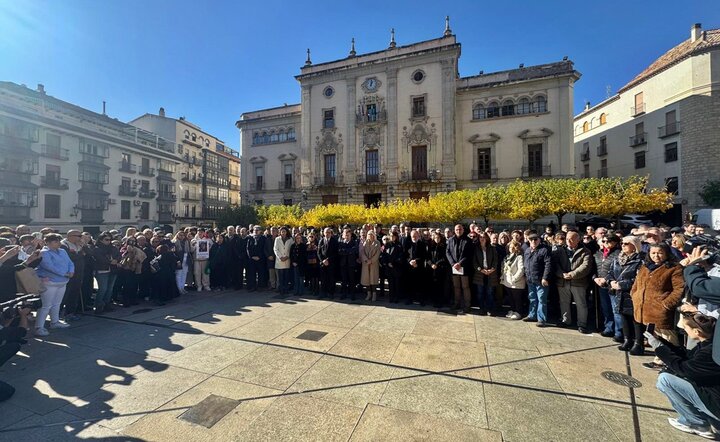 Jaén, rota por la muerte de dos adolescentes: dolor, preguntas y una ciudad en silencio lacontradejaen.eldiario.es/jaen-rota-por-… Por <a href="/Esperanza44/">Esperanza Calzado</a> <a href="/lacontradejaen/">Lacontradejaén</a>