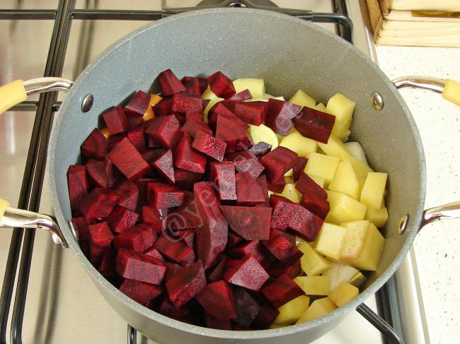 Kıpkırmızı rengiyle göz alan, içinde şifa dolu pancar çorbası: Lezzeti davet sofralarına yakışır kadar muazzam 😍❤️

Tarifine burdan bakabilirsiniz; 
ye-mek.net/tarif/pancar-c…