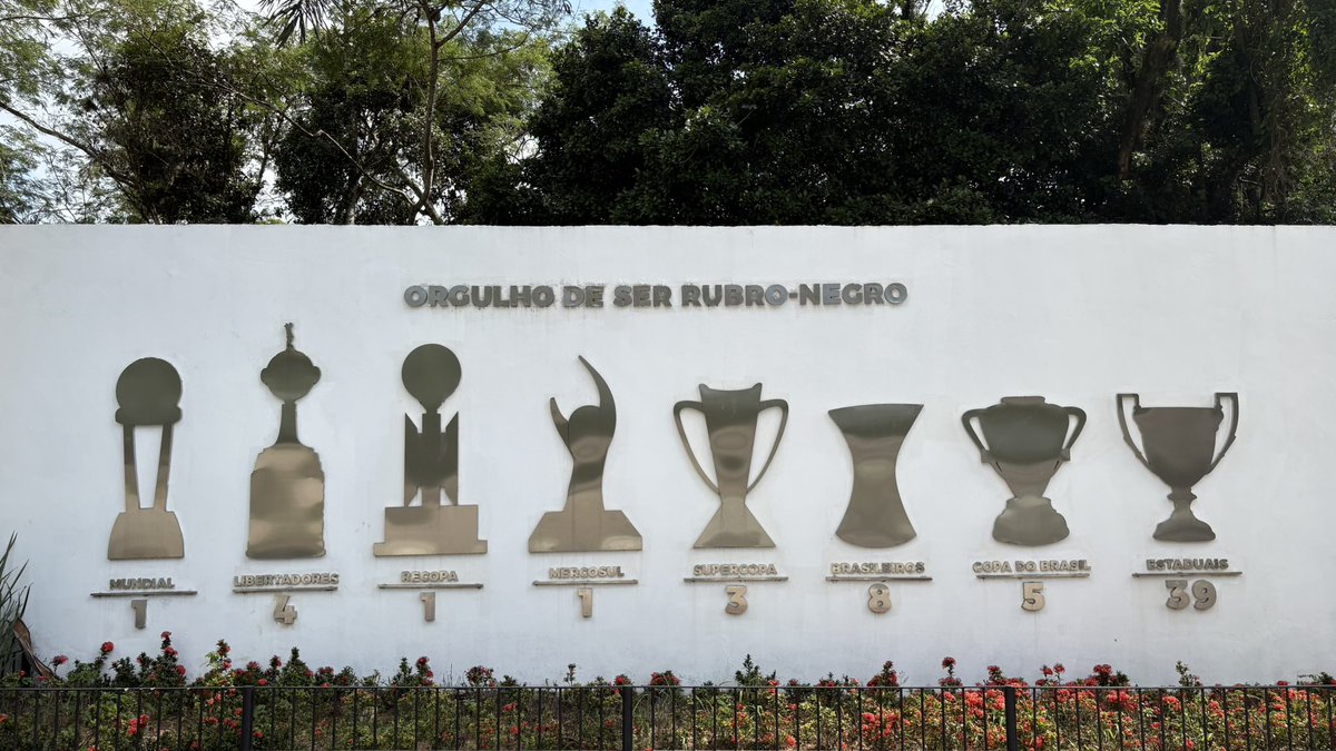 diasbernardol's tweet image. O muro do CT Ninho do Urubu já foi atualizado com a Quarta taça da Libertadores. 

Foto tirada 01/12/25 - 9:05 hrs
