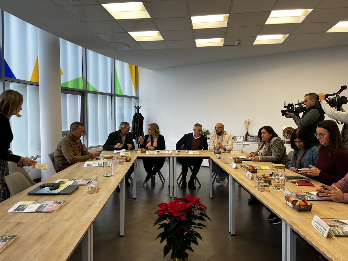 caecv's tweet photo. Hoy hemos recibido en nuestra sede la visita institucional de la @GVAagricultura y el @AjuntCarlet.
Tras una visita por nuestras instalaciones, ha tenido lugar una reunión para dar a conocer el estado actual de la agricultura ecológica en la CV.
#caecv https://t.co/tazjObj1b7