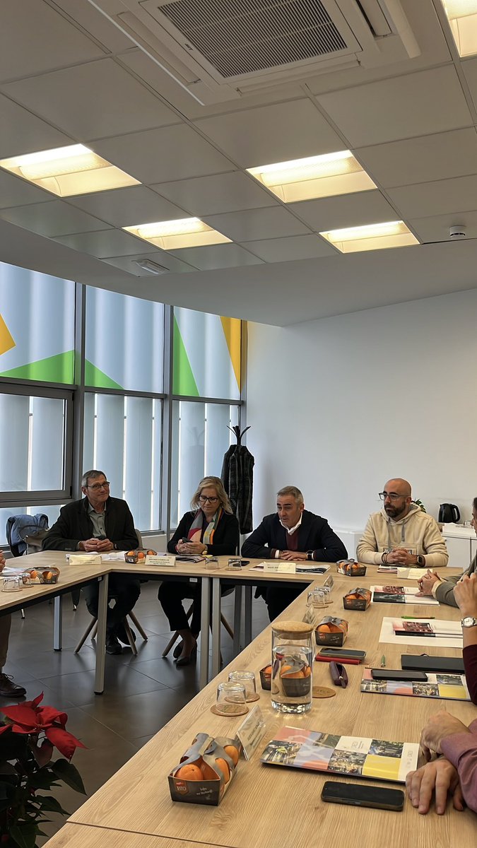 caecv's tweet photo. Hoy hemos recibido en nuestra sede la visita institucional de la @GVAagricultura y el @AjuntCarlet.
Tras una visita por nuestras instalaciones, ha tenido lugar una reunión para dar a conocer el estado actual de la agricultura ecológica en la CV.
#caecv https://t.co/tazjObj1b7