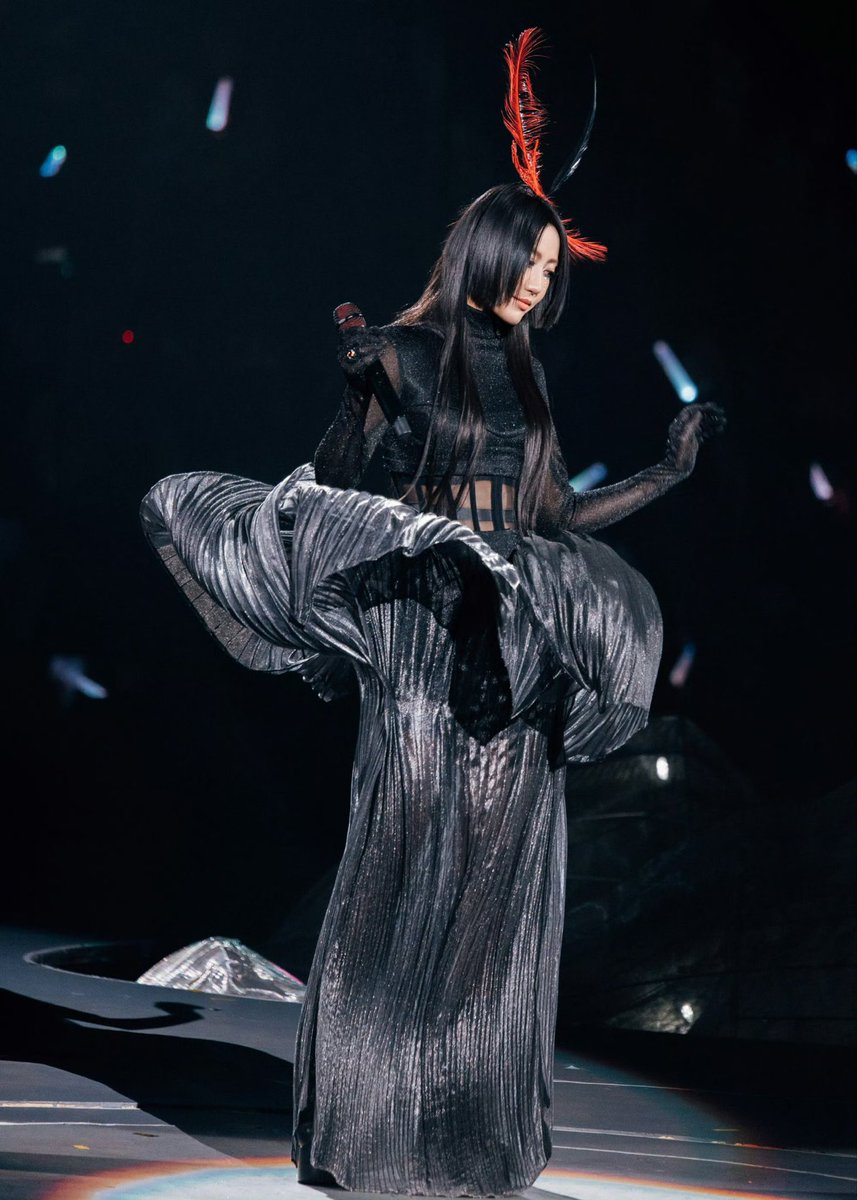 centlookbook's tweet photo. #chenli in two special custom-made ZHAOYI YU fishtail dress for her 10th anniversary concert tour https://t.co/yVda8okfWt