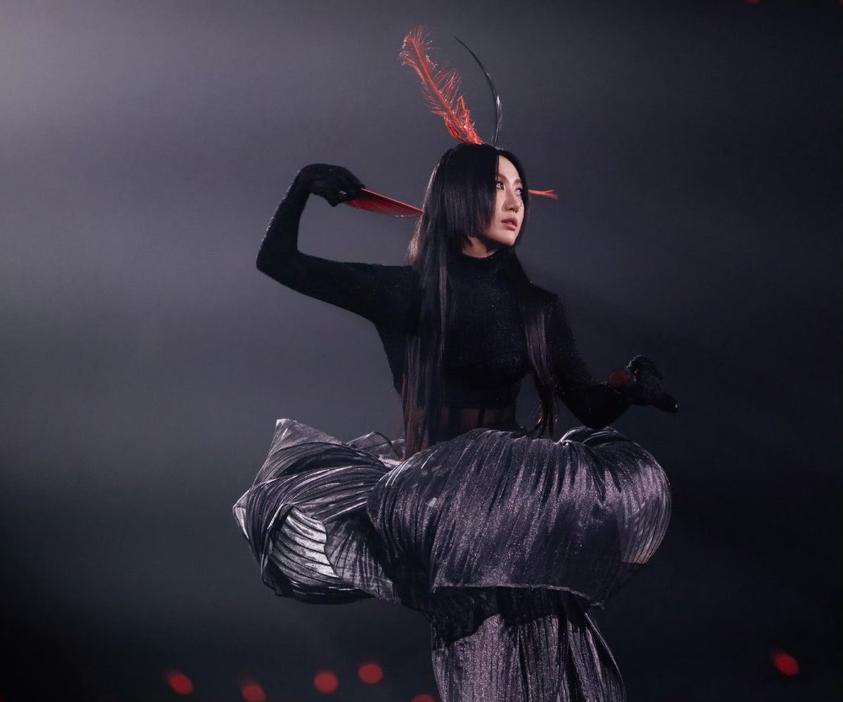 centlookbook's tweet photo. #chenli in two special custom-made ZHAOYI YU fishtail dress for her 10th anniversary concert tour https://t.co/yVda8okfWt