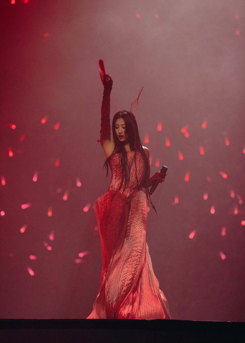 centlookbook's tweet photo. #chenli in two special custom-made ZHAOYI YU fishtail dress for her 10th anniversary concert tour https://t.co/yVda8okfWt