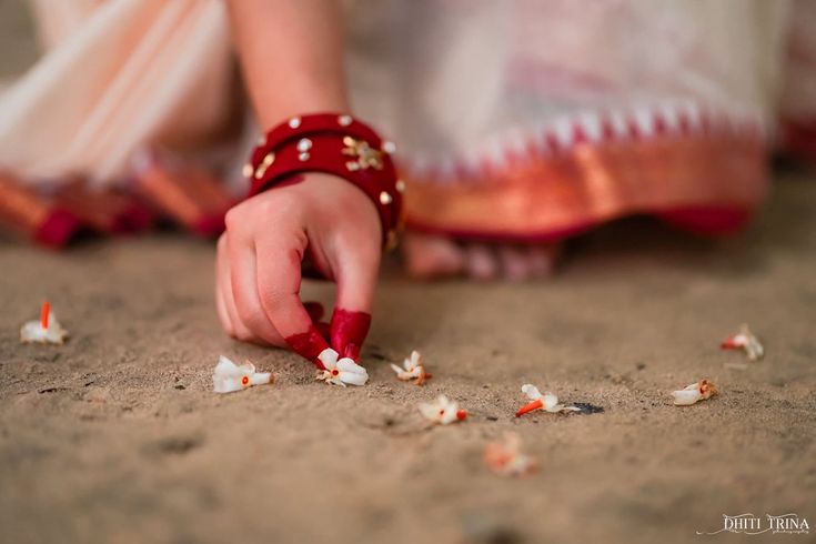 It is a selective preservation - 
to find a song to veil
what is curated delicately
in a quiet corner
of your sunshine heart:

all you do is crochet 
filigree patterns
with fine threads
in shades of amber

#poembyrashmi #micropoetry #poetrycommunity #rbg #poetry