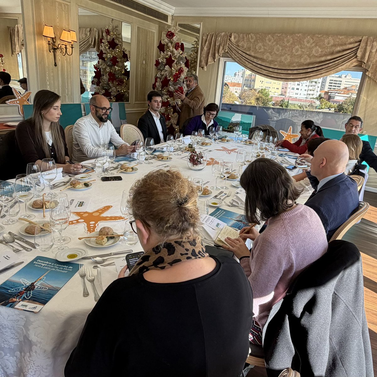 Los últimos días de noviembre estuvieron dedicados a la promoción en el país vecino. La belleza de nuestra #riademurosnoia impactó en los medios de comunicación lisboetas. Y también confirmamos el interés por el #caminodelariademurosnoia y la versión del #CAMINOMARÍTIMO!