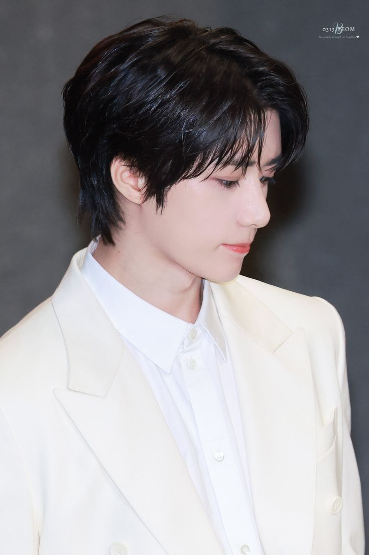 ProfsJeremius's tweet image. ㅤ
Jeremius menata beberapa donat —yang menyerupai cincin Saturnus— di mejanya. “Silakan berkemas dan jangan lupa mengisi presensi, anak-anak. Ambil kudapan kalian dan sampai bertemu minggu depan ya. Sampai jumpa lagi!”
ㅤ