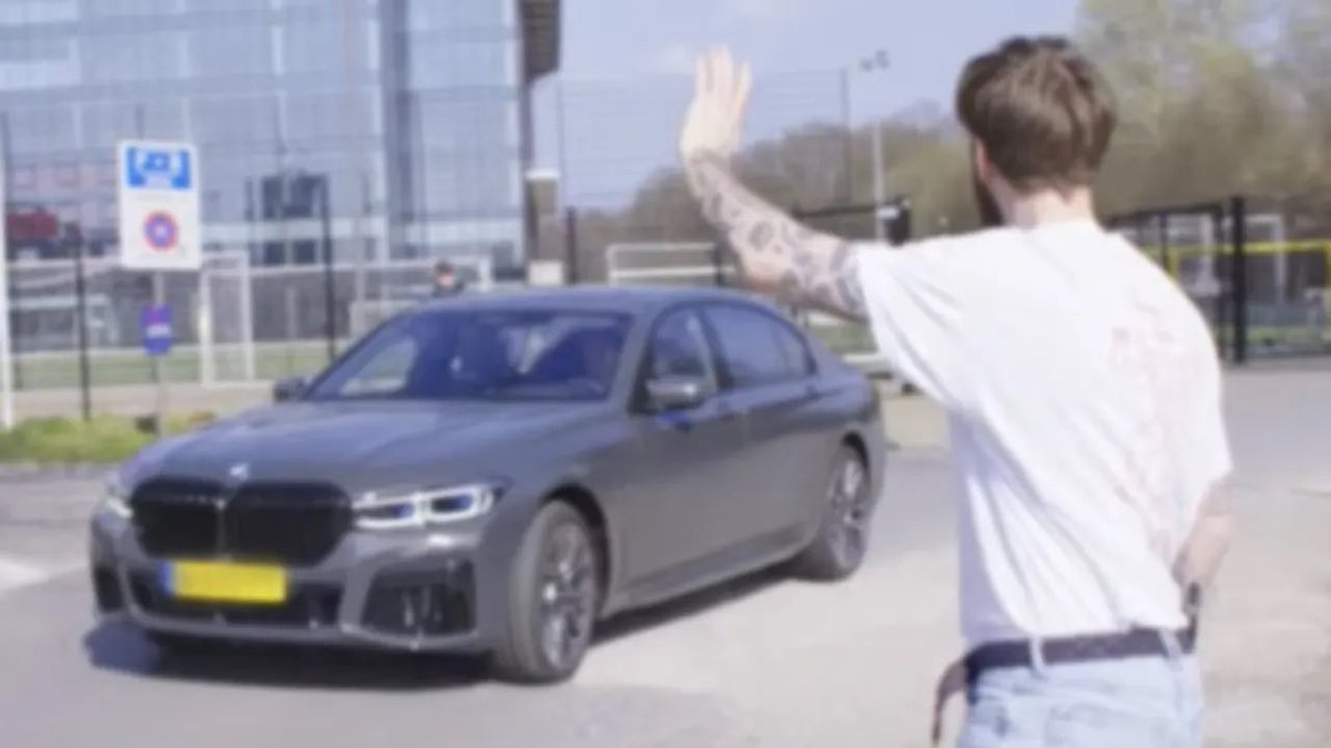 guidetski's tweet image. Tim Hofman doet hier een hitler-groet, uitgerekend naar een destijds in Antwerpen ondergedoken jood. Schaamteloos.
#timhofman #boos #bnnvara #feyenoord