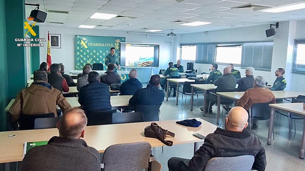 guardiacivilcc's tweet photo. @guardiacivilcc impulsa una jornada de colaboración con guardas rurales de la provincia de #Cáceres

Objetivo: mantener contacto continuo, ofrecer apoyo técnico y operativo e integrar sus servicios para mejorar la seguridad en el medio rural #PlanCOOPERA 

https://t.co/fEaazEBq0I https://t.co/JIGJMwgzpv