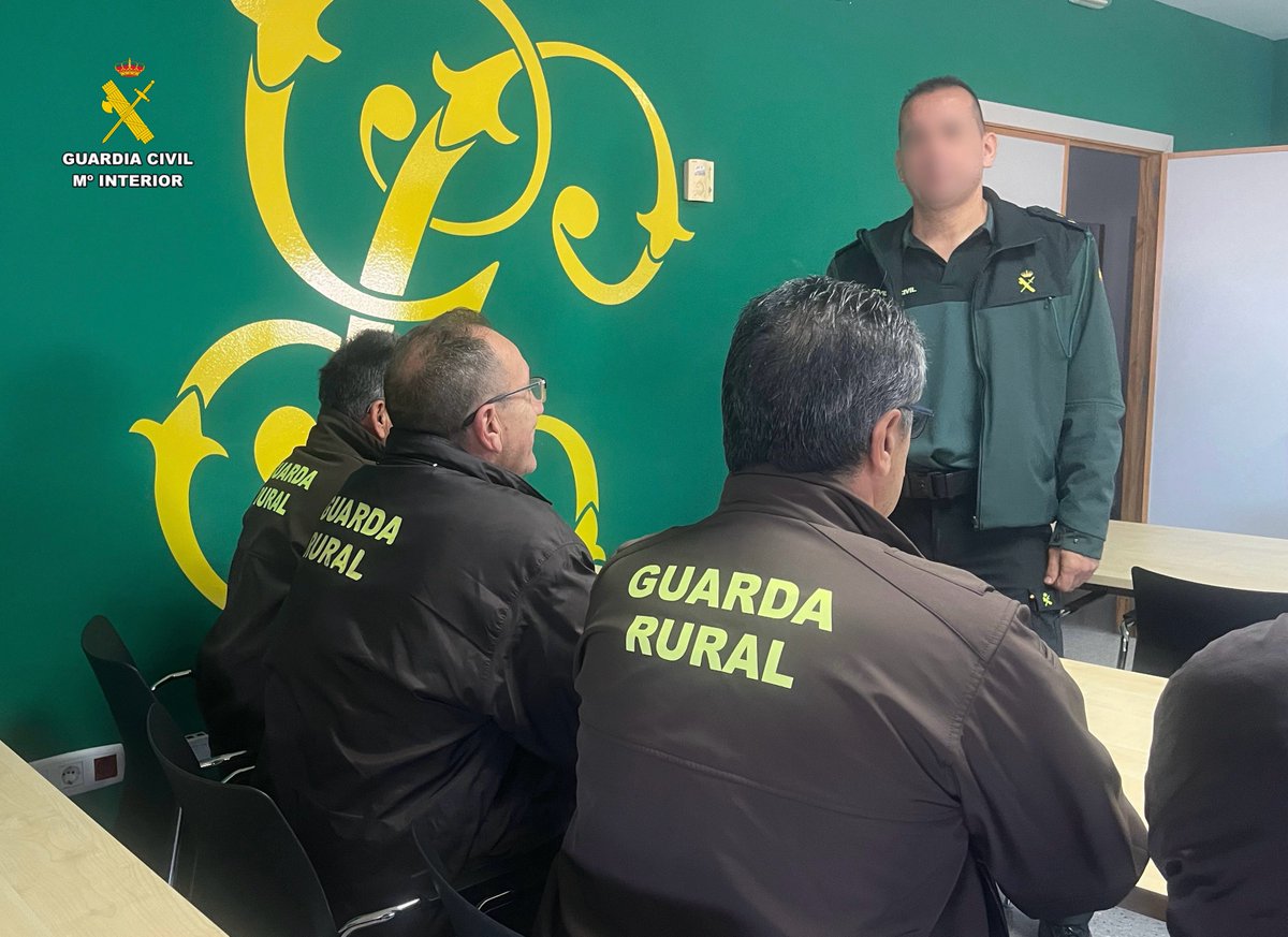 guardiacivilcc's tweet photo. @guardiacivilcc impulsa una jornada de colaboración con guardas rurales de la provincia de #Cáceres

Objetivo: mantener contacto continuo, ofrecer apoyo técnico y operativo e integrar sus servicios para mejorar la seguridad en el medio rural #PlanCOOPERA 

https://t.co/fEaazEBq0I https://t.co/JIGJMwgzpv