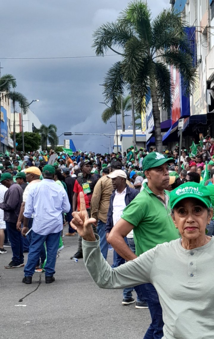 No marchamos contra nadie marchamos en favor de los derechos bienestar y  dignidad de Todos Los dominicanos pque la República Dominicana merece más y no el alto costo de la vida que está viviendo en estos momentos Leonel Fernández #sstvi #MarchaDelPueblo #YoVoyMarchaDelPueblo