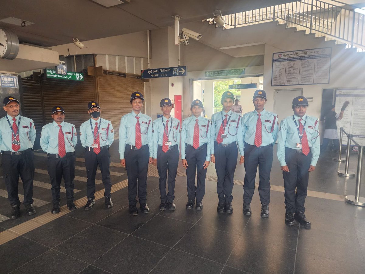 Telangana365's tweet image. Transgenders in Metro Security – Hyderabad

హైదరాబాద్‌ మెట్రోలో ట్రాన్స్‌జెండర్లు సెక్యూరిటీ గార్డులుగా విధుల్లో చేరారు.

వారికి ప్రభుత్వం ప్రత్యేక శిక్షణ అందించింది.

స్టేషన్‌ భద్రత, ప్రయాణికుల స్క్రీనింగ్‌ వంటి బాధ్యతలు నిర్వర్తించనున్నారు.
ట్రాన్స్‌జెండర్ కమ్యూనిటీకి ఉపాధి…