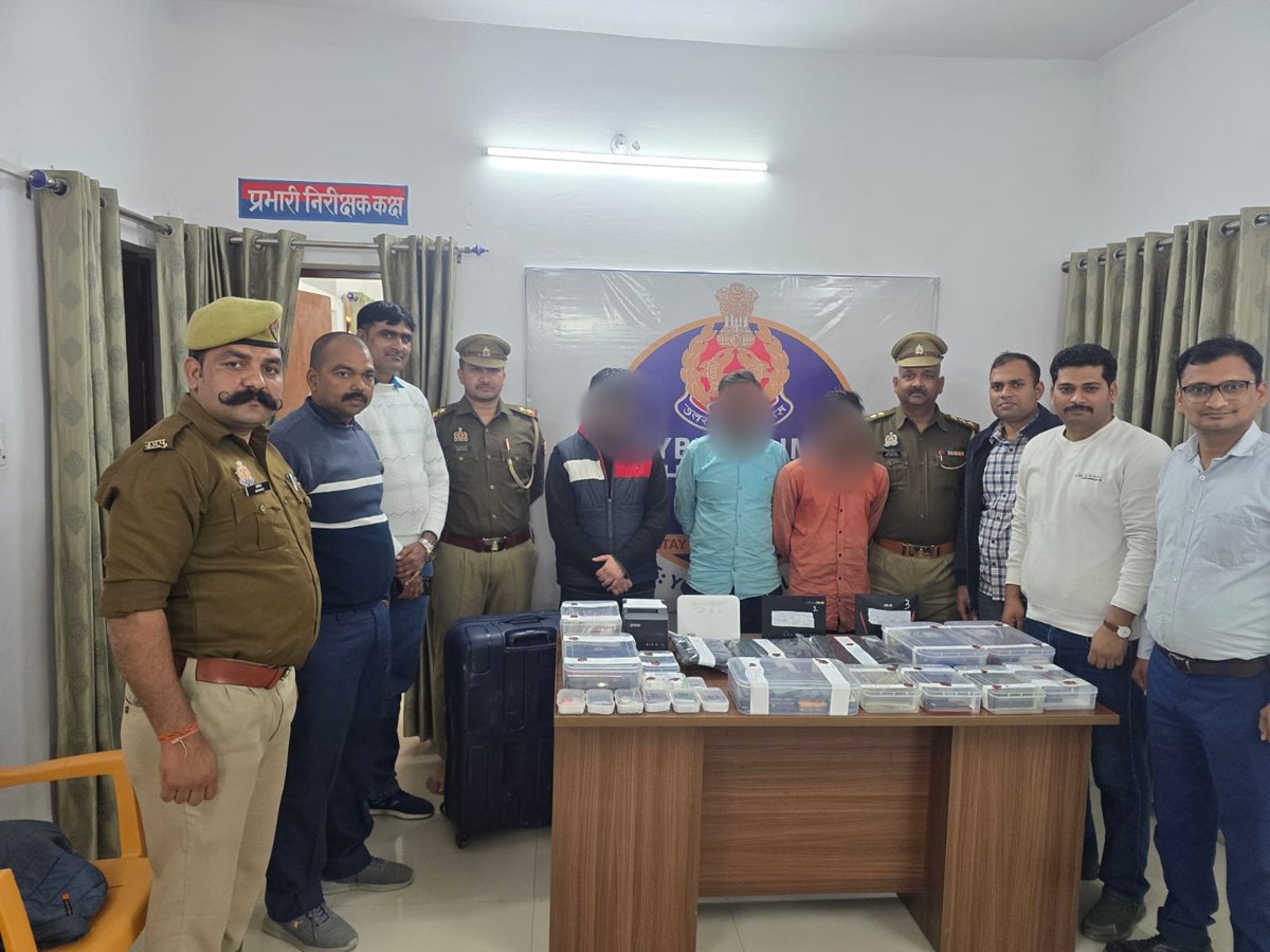 fatehpurpolice's tweet image. #Spfhr के निर्देशन में साइबर क्राइम पुलिस थाना फतेहपुर व इंटेलीजेंस विंग/सर्विलांस सेल की संयुक्त टीम द्वारा फर्जी एटीएस चीफ बनकर मनी लॉड्रिग का मुकदमा एवं गिरफ्तारी के भय में डालकर लाखों की वित्तीय धोखाधड़ी में संलिप्त अन्तर्राष्ट्रीय गिरोह के तीन अभियुक्तों को भारी मात्रा में…