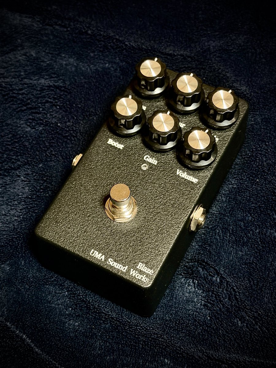 最近怠け気味… #MNG

UMA Sound Works    Blaze

<a href="/UMA_sound/">UMA sound works</a> さんの万能ハイゲインペダル。

実は結構前にSeraで触っていたが、今回ようやくご縁があってお迎え。
使える範囲がとにかく広いので、コレがあればまあまず困らないなぁ。
Kornモデルに搭載のディマジオBlazeとの相性はもちろん抜群デス🤘