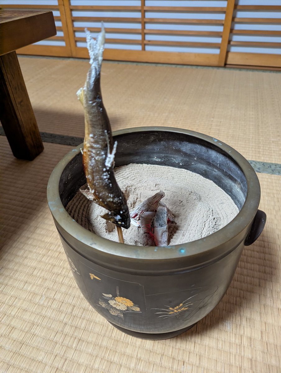 broadhappy's tweet photo. 以前GO/STの途中で泊まろうとしたけど直前過ぎて食事が付けられなくて見送った喜至楼に遂に宿泊。
ごはんも温泉も部屋も建物も良かったわあ。
初体験の代行バスはありがたいのはもちろんだけど駅と線路が好きなので、やっぱり早期の復旧を願って止まない。 https://t.co/AZkldiUGsW