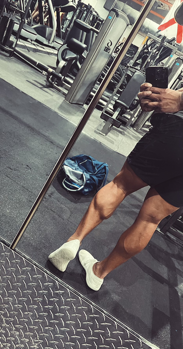 Gabepluguez's tweet image. Leg day is the most important day of the week.

Sadly, most people get it wrong.

If you want to:

• Grow your quads
• Squat 415 lbs for reps
• Finally look good in shorts

Here are the 8 exercises you NEED to be doing (+ how I blew up my calves):