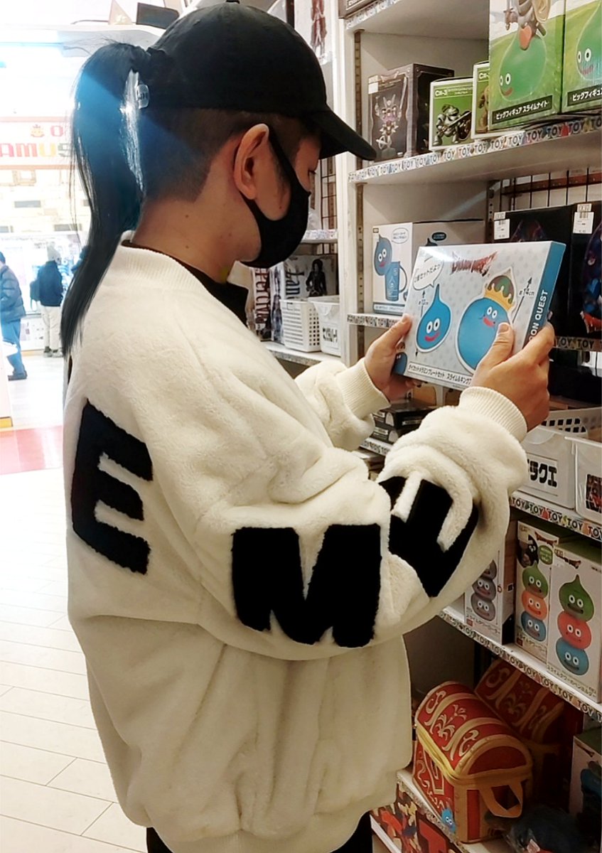 ドラクエグッズコーナーで童心に帰る４９歳

来月５０歳
#レトロゲーム #ドラクエ #ドラゴンクエスト