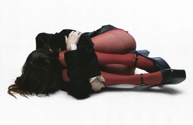 silentcutts's tweet image. quando a mensagem é tão sla que você apenas joga o celular pro lado e mete essa posição