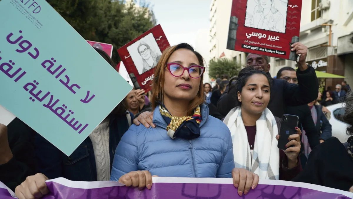 Après avoir "libéré" Sonia Dahmani, Kaïs Saïed fait prisonnière Chaïma Issa.
Le message est clair : aucune voix dissidente ne doit exister.
 
Le Parlement européen avait déjà appelé à sa libération en 2023, lorsque cette figure de l'opposition avait été arrêtée une première fois.