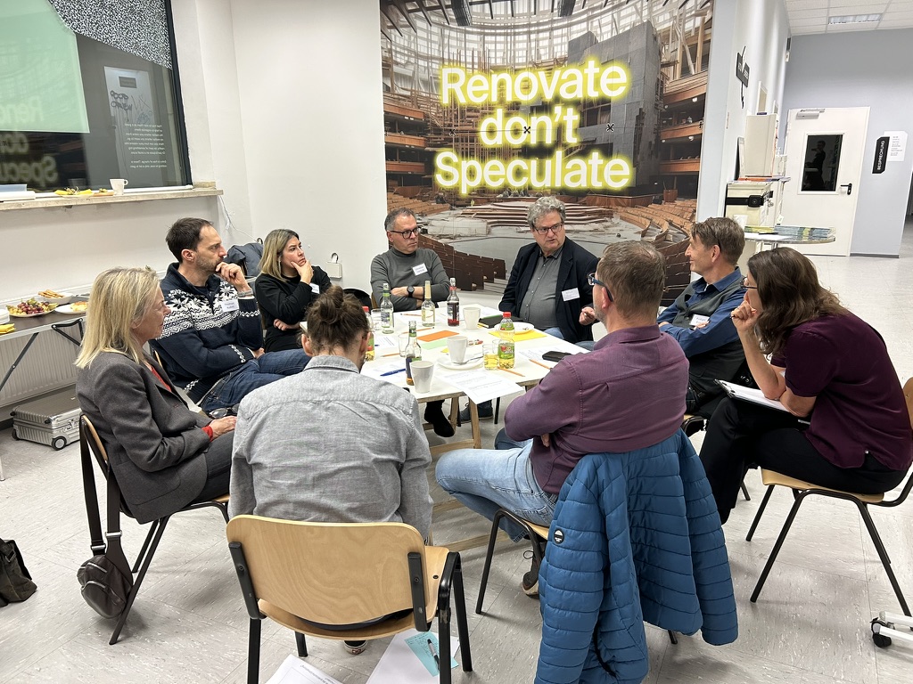Berlin_BIS's tweet photo. Unser Fazit aus dem Kommunalworkshop in Regensburg zu suffizienter Wohnkultur: Wir brauchen platzsparende, nachhaltige Wohnformen, mehr gemeinschaftliche Flächen und kluge Nutzung von Bestandsgebäuden, um Ressourcen zu schonen und lebendige Nachbarschaften zu fördern. https://t.co/oV4IuaFxt1