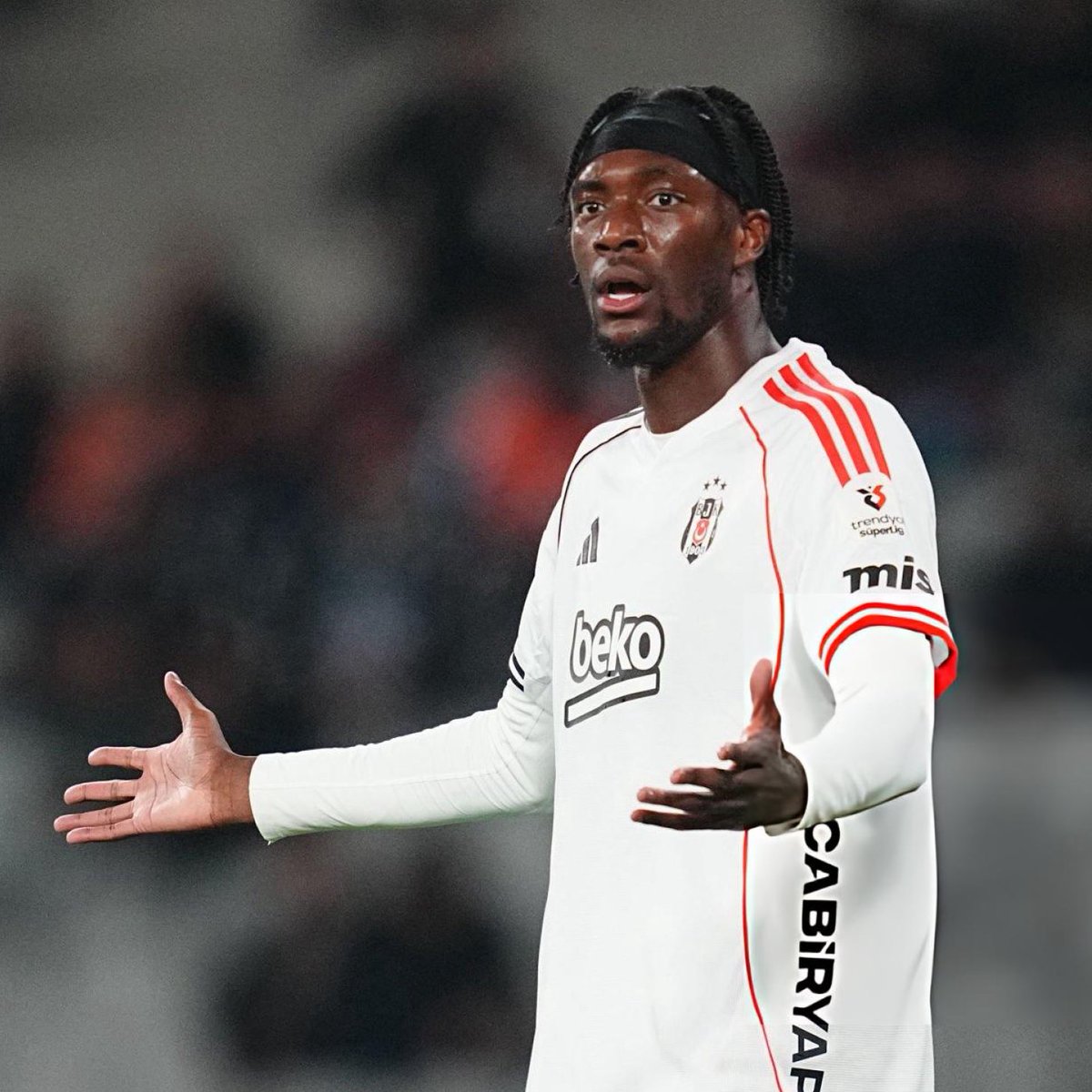 HaberKartali's tweet image. Sergen Yalçın, Tammy Abraham&apos;ın takımdan ayrılmasını istiyor.

Serdal Adalı, Sergen Yalçın&apos;ın isteğini yerine getireceğini bildirdi. (Kartal Yiğit)

ℹ️ Tammy Abraham&apos;ın 13 M€ zorunlu satın alma opsiyonu, 17 Ağustos 2025 tarihinde devreye girdi.