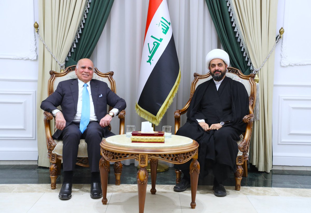 الشيخ الأمين يستقبل السيد فؤاد حسين ويؤكد أهمية الإسراع بتشكيل الحكومة والرئاسات

استقبل الأمين العام لحركة عصائب أهل الحق، سماحة الشيخ قيس الخزعلي، اليوم في مكتبه ببغداد، السيد فؤاد حسين، وزير الخارجية، الذي قدّم تهانيه بمناسبة نجاح الانتخابات وسلاسة العملية الديمقراطية.

وجرى