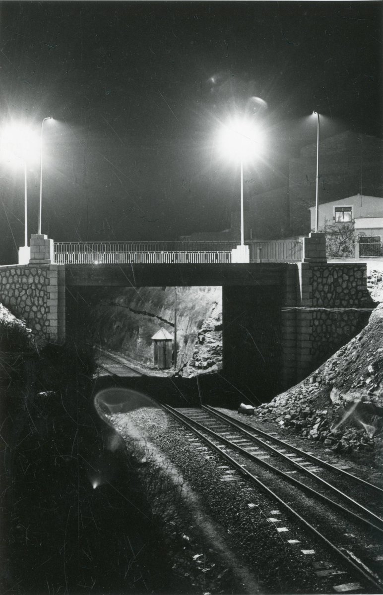 aclurgell's tweet image. #enigmadelmes 🤔
Aquesta imatge fou captada pel fotògraf Calafell una nit de desembre de l&apos;any 1967 a #Tàrrega
Sabríeu situar aquest pont dins la ciutat ? quina importància va tenir en aquell moment?
@patrimonigencat @ajtarrega @culturatarrega @novatarrega @RadioTarrega #XAC