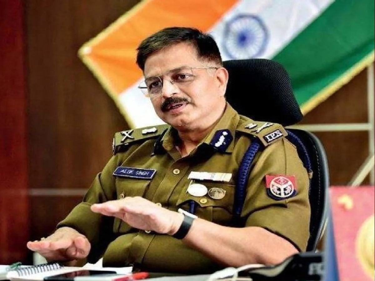 हालांकि मैं कभी किसी अफ़सर के पक्ष/विपक्ष में कोई बात नहीं लिखता लेकिन जब “चमचाई” और "चरणवंदना" करने वाला गिरोह एक ईमानदार/वफादार एवं सक्षम और परिणाम देने वाले IPS अफसर से जलन/ईर्ष्या करने लगे तो लिखना फिर लाज़मी हो जाता है ।

झाँसी के खनन माफियाओं से लेकर, सहारनपुर से सोनभद्र तक