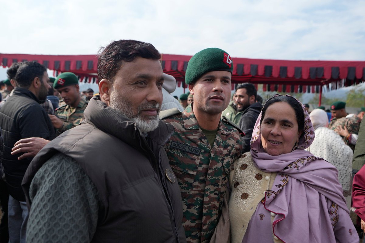 prodefencejammu's tweet photo. #WhiteKnightCorps #TransformingFuture
A proud day at #Dansal (J&K) as 262 young boys from Jammu & Kashmir were formally inducted as soldiers of the JAK LI Regiment. The young recruits marched with confidence and discipline as the GOC @Whiteknight_IA reviewed the parade, commending their dedication and flawless drill.
Families of the newly inducted soldiers were honoured with the Gaurav Padak, marking a moment of immense pride. Today’s ceremony was not just a parade—it signified the beginning of a new journey of honour, duty and service to the nation.
@SpokespersonMoD
@adgpi
@NorthernComd_IA
@OfficeOfLGJandK
@diprjk
@ANI