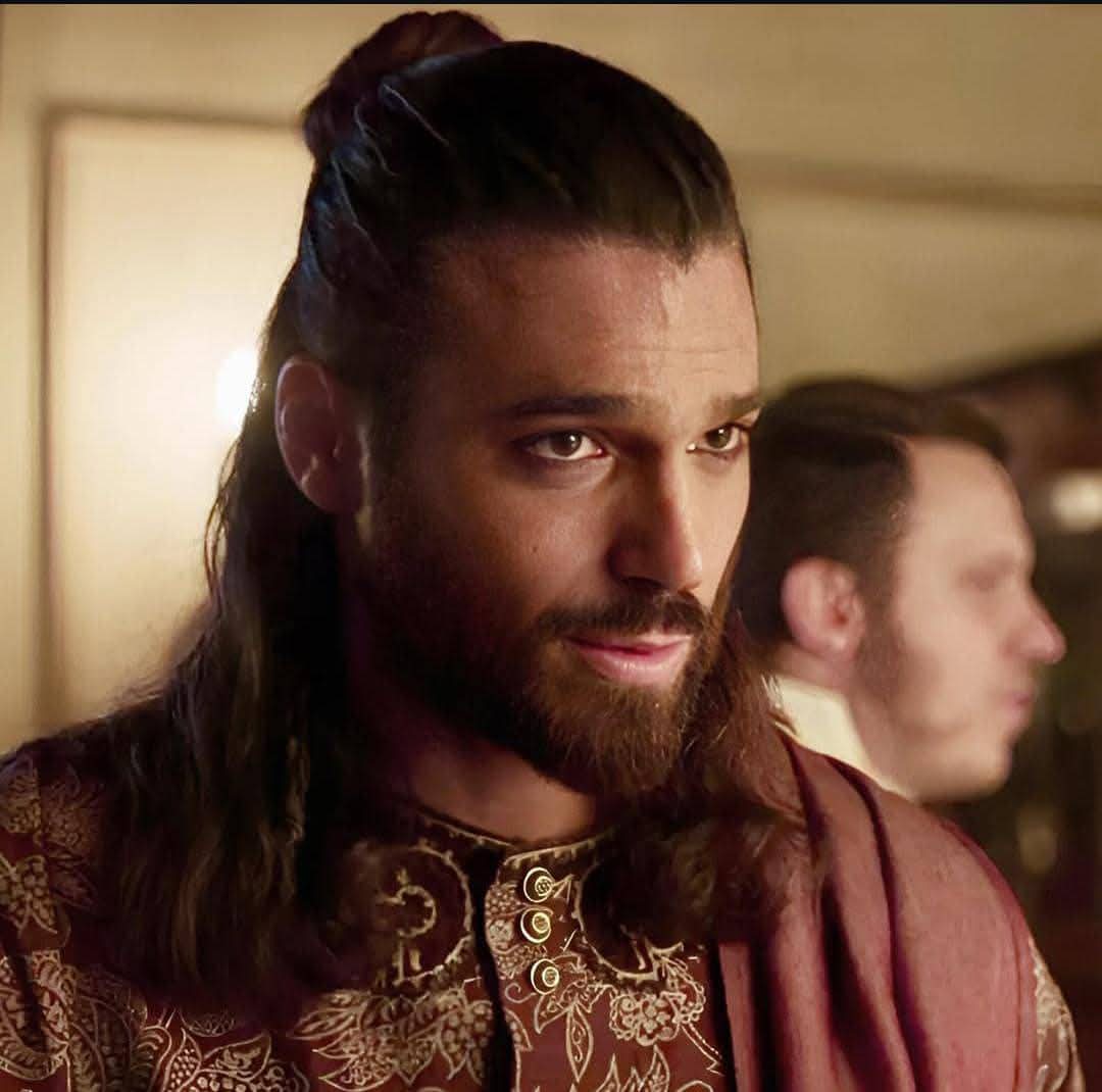 "Os cães ladram e a caravana passa" o dia é todo seu piratão!.
.
#SandokaPremiere
#CanYaman