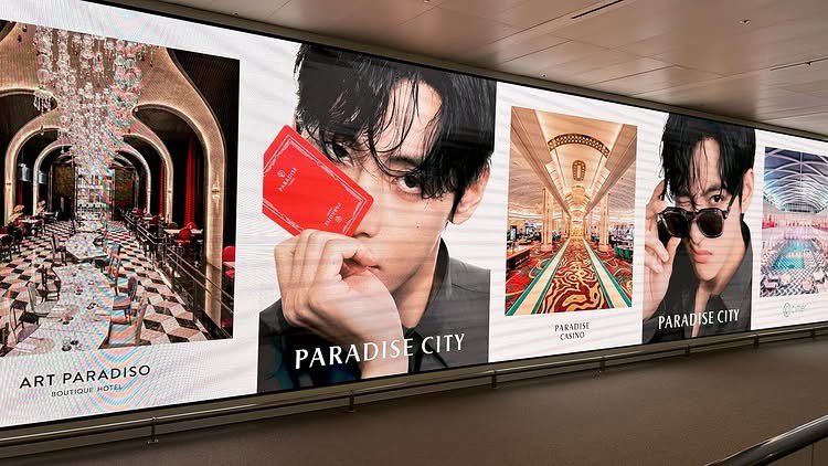 仁川空港第2ターミナルのパラダイスシティの素敵なテテの広告 PARADISE