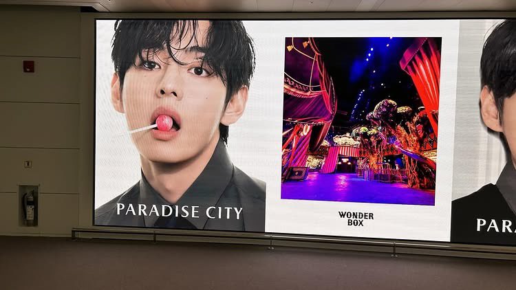 仁川空港第2ターミナルのパラダイスシティの素敵なテテの広告 PARADISE
