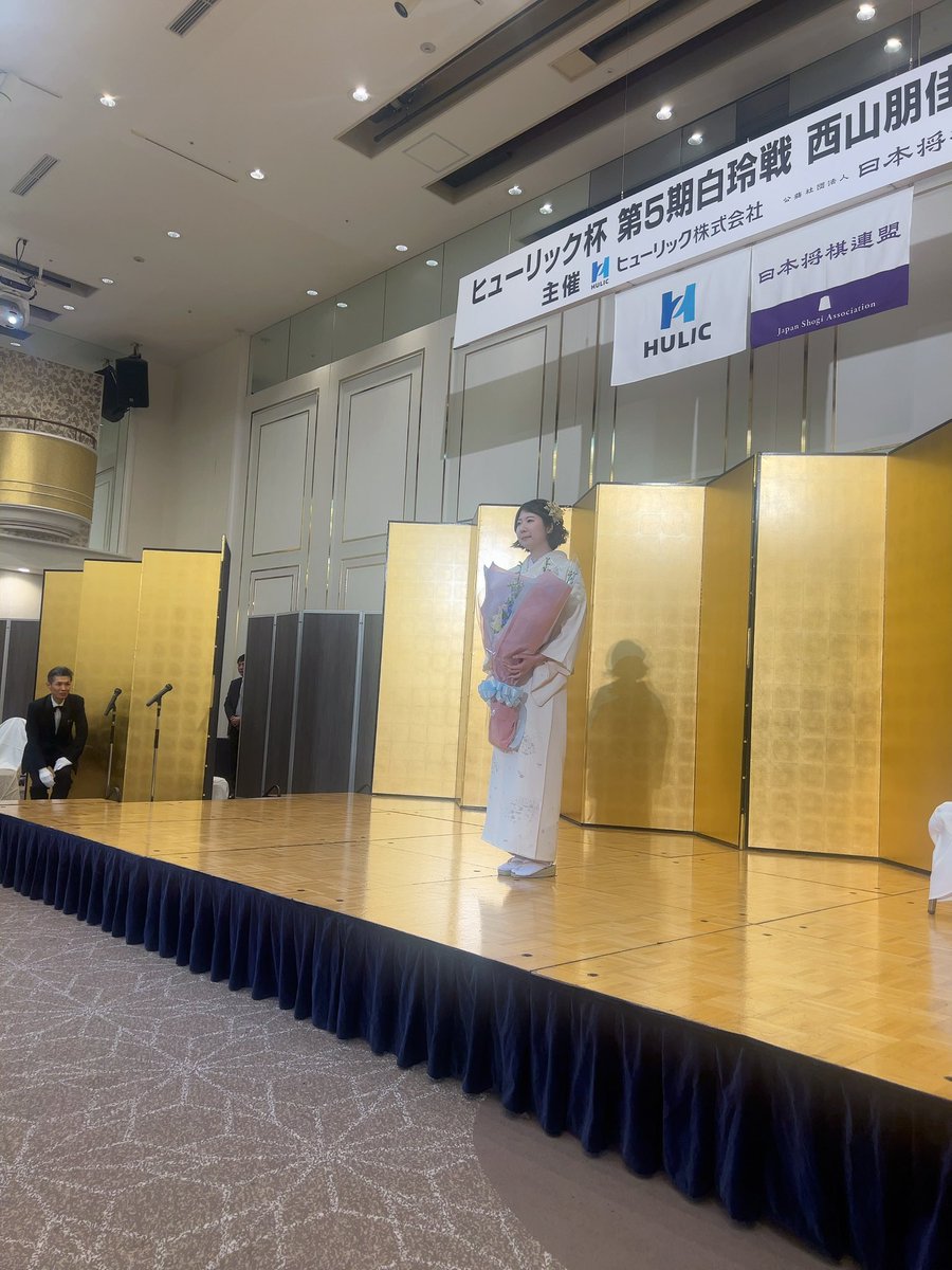 seazoo79's tweet photo. 今日は妹、ヒューリック杯・白玲の就位式に参加させていただきました。妹への素晴らしい祝辞やお祝いのお言葉を頂いてありがとうございました。
楽しい祝辞ばかりで会場が笑顔に包まれました。
妹とのツーショットを撮り忘れたショックはお部屋からの眺めが癒してくれましたということで..☺️ https://t.co/0ZjMMlfJK5