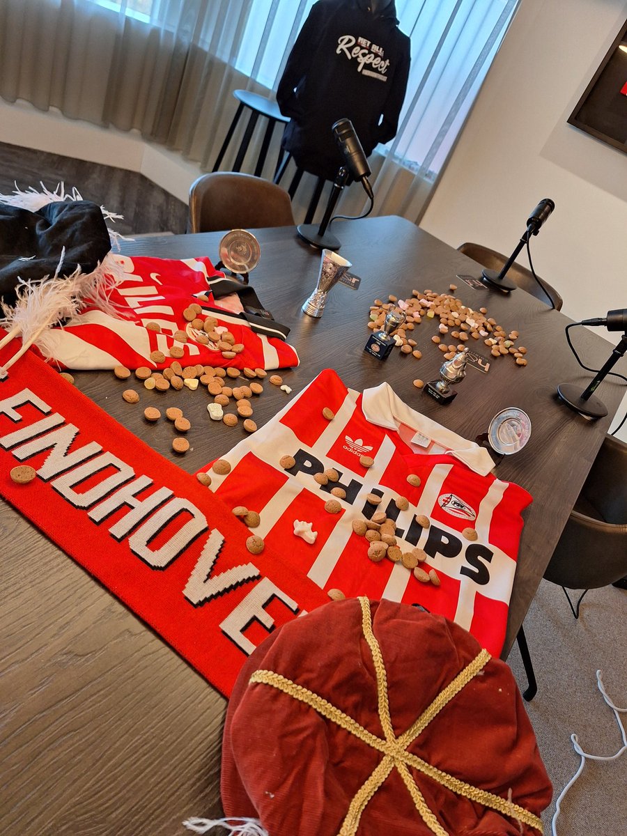 RoodwitPodcast's tweet photo. Ready voor een nieuwe van #deRoodwitPodcast. 

Wat mogen wij vandaag zeker niet vergeten? Zet het tot 1400 uur 👇in de comments en mss zit het wel in de uitzending. 

#PSV #PSVvol #Eredivisie https://t.co/mwqb7QMb9Z