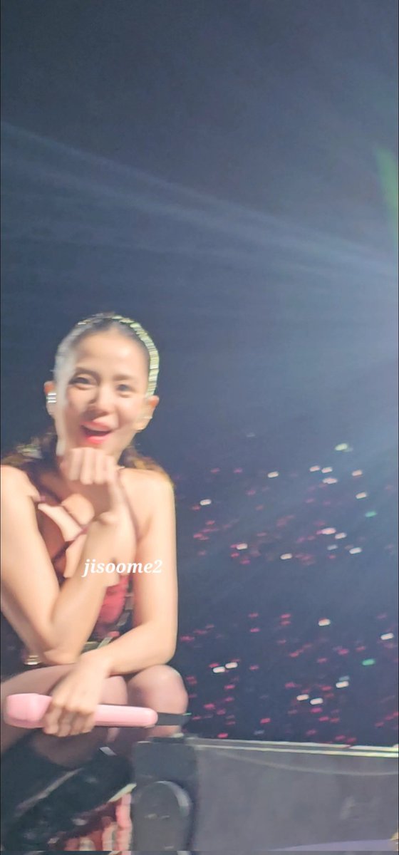 Jisoome2's tweet image. Jisoo, thank you for your hard work during these concert. Have a good rest and enjoy your holiday @officialBLISSOO @shumontopia ❤️