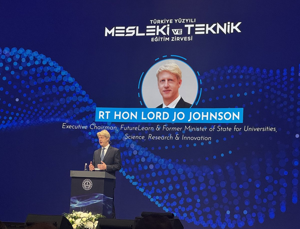 azeynepb's tweet image. İngiltere eski Başbakanı Boris Johnson’ın kardeşi, İngiltere’nin bilim, inovasyon ve üniversitelerden sorumlu eski Bakan Yardımcısı Jo Johnson, konuşmasına ailesinin hikayesini anlatarak başladı.

Johnson, mesleki ve teknik eğitimde aile desteğine değindi. Prestij ailede başlar…