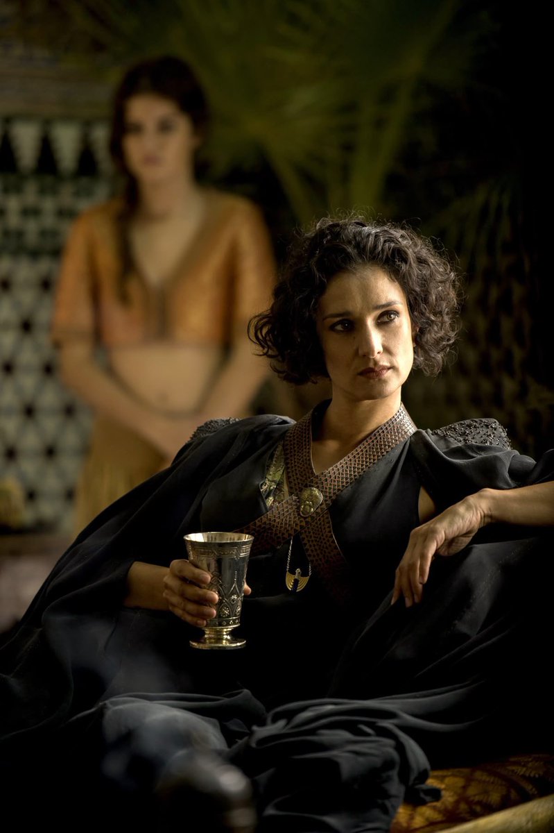persianGOT's tweet photo. الاریا سند یکی از هشت دختر نامشروع خاندان مارتل است، دختر ویدالیا سند، از «Sand Snakes».
ویژگی‌های او در کتاب‌ها:

۱) عاشق واقعی اوبرین مارتل

او و اوبرین رابطه‌ای آزاد، پخته و دورنی دارند، بدون حس مالکیت، بدون حسادت/ https://t.co/tMOuZj99ee
